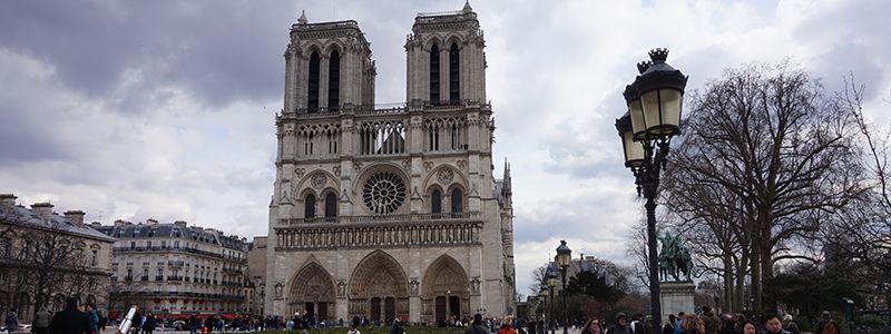 Katedralen i Notre-Dame vid floden Seine på en storstadsresa till Paris.